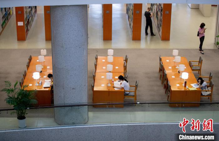 读者间隔就座，保持安全距离 张畅 摄