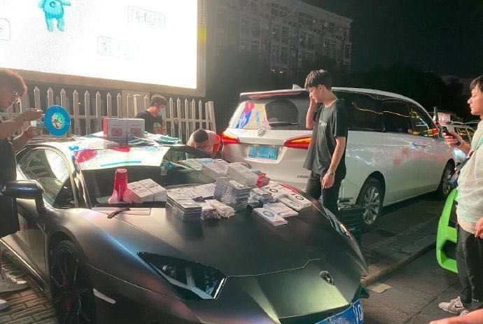 ▲资料图，图为杭州一小伙开兰博基尼摆摊。图片来自微博