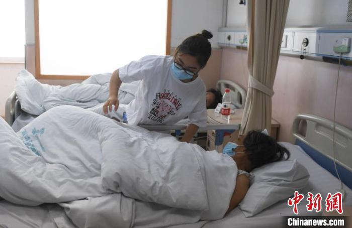 温岭东方医院内的事故伤者接受治疗。　王刚 摄