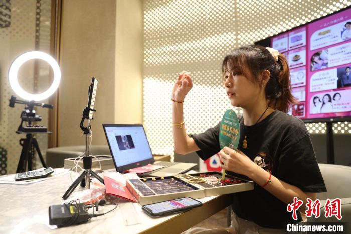 老庙黄金里素人主播在讲解首饰以及首饰背后的品牌故事。　张亨伟 摄