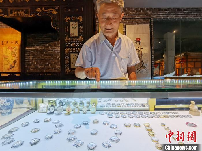 秦兴瑞展示自己收藏的老手表。　钟升 摄