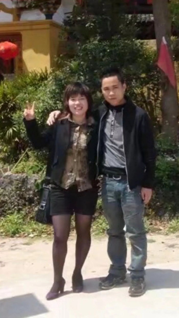 这张模糊的照片拍摄于丈夫车祸后的两年，夫妻俩去庙里祈福。受访者供图