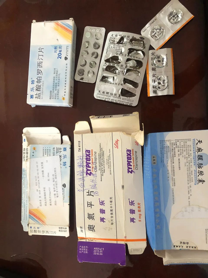 家中还保留了一些范得多抑郁症时期的吃药的外盒。新京报记者杜雯雯 摄