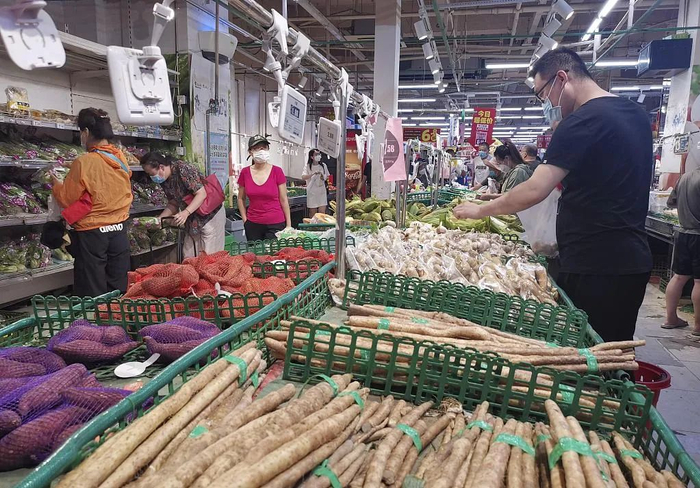 　　2020年6月14日，北京西城一家超市里，市民在购买水果。超市内货源充足，价格稳定。/图源：视觉中国