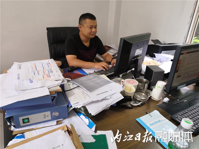 刘宁正在录入脱贫攻坚资料