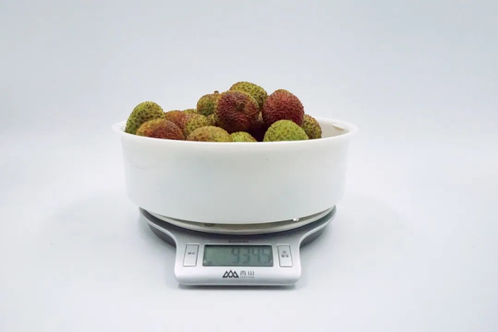 ▲荔枝去包装称重