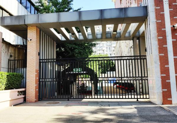 6月15日上午7时许，北京西城育民小学校园内很安静。澎湃新闻见习记者 程婷 图