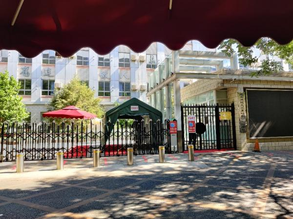 6月15日上午8时许，北京市第四十四中学大门口，门内有保安值守。澎湃新闻见习记者 程婷 图