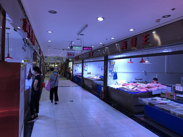 农光里市场内水产、海鲜商铺冷清。澎湃新闻记者 汤琪 图