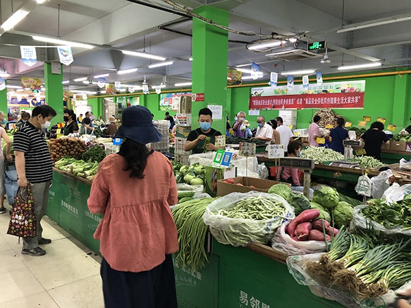  位于松榆东里市场附近的一家菜市场供货充足，秩序井然。澎湃新闻记者 汤琪 图