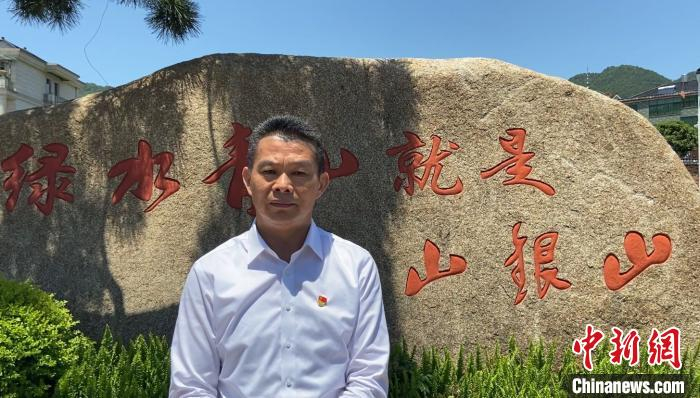 刘建明接受中新网专访。　项菁 摄