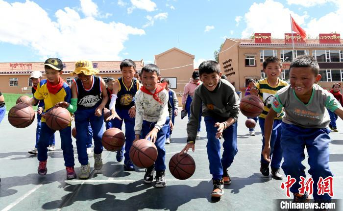阿坝县民族寄宿制小学校的学生们练习运球。　安源 摄