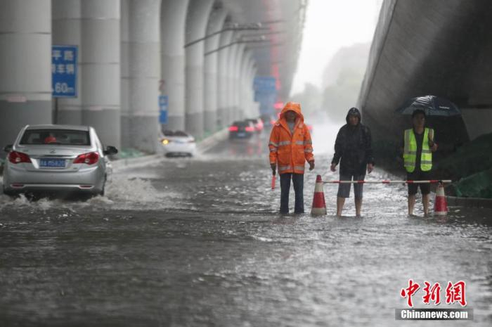 6月15日，上海遭遇强降雨。 张亨伟 摄