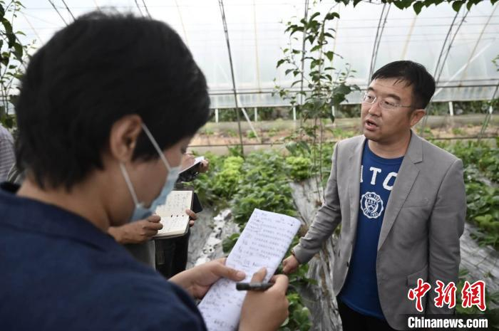 苏苏东旺果蔬专业合作社理事长李东介绍合作社相关情况。　张兴龙 摄