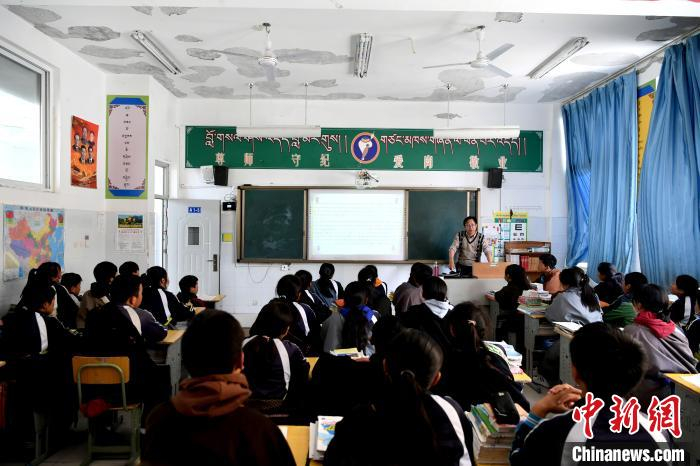 阿坝县藏文中学校初三学生正在上课。　安源 摄