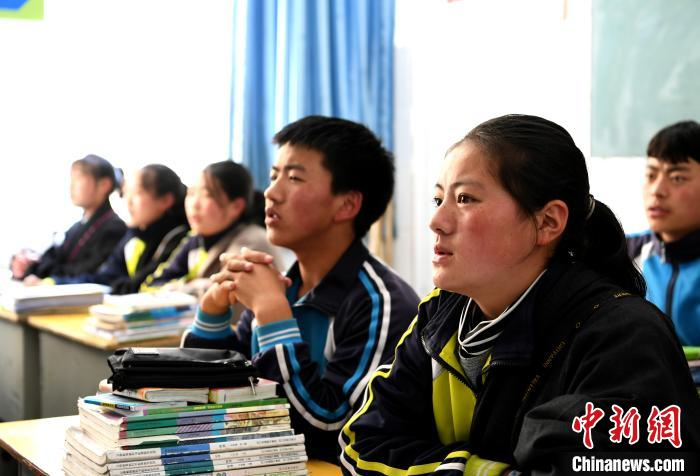 在阿坝县藏文中学校，学生听讲神情专注。　安源 摄