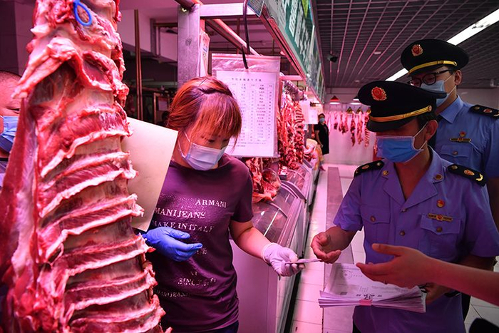 执法人员检查经营人员的健康证。