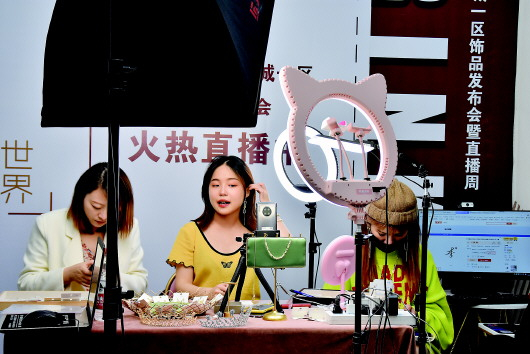 义乌国际商贸城内，主播正在直播。新华社记者郑梦雨摄