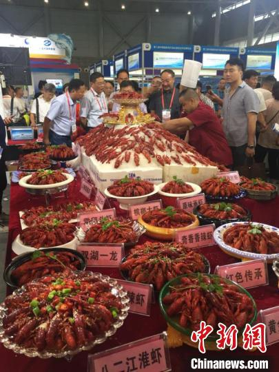 霍邱县龙虾产品参加了合肥农交会。霍邱县扶贫开发局供图