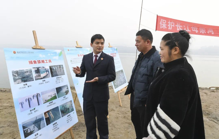 重庆市渝北区人民检察院在长江码头开展禁渔宣传及增殖放流活动 王全超 摄