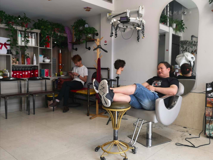 阿龙和阿伦在理发店向记者讲述盛天逸的往事。新京报记者张芮雪&nbsp;摄