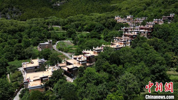 图为甲居藏寨。　刘忠俊 摄