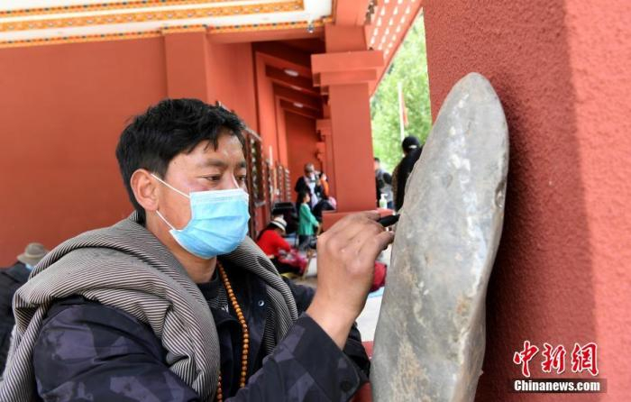 石刻作品制作现场。中新社记者 安源 摄