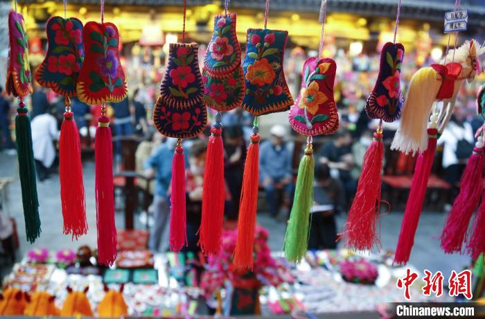 图为河湟香包展示。　马铭言 摄