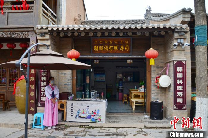 图为平安驿内的朝鲜族打糕寿司店。　鲁丹阳 摄