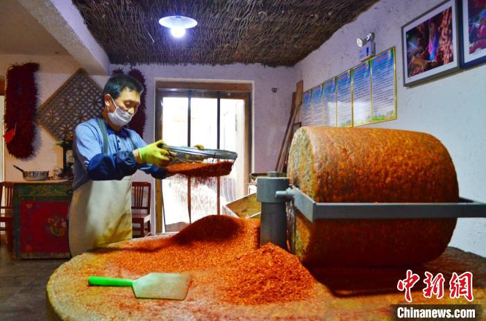 图为平安驿辣椒坊内的员工正在筛辣椒面。　鲁丹阳 摄