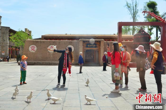 图为平安驿内的游客们。　鲁丹阳 摄