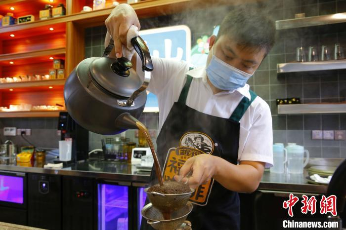 冲泡咖啡。　记者王晓斌 摄