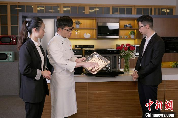 在广交会官网直播间，广东格兰仕集团工作人员正在介绍家电产品 韦福云 摄