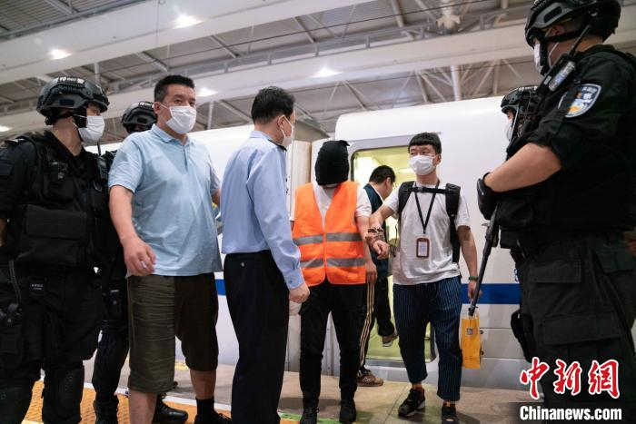 截至案发，共有来自中国各地的1600余名被害人上当受骗。上海警方供图