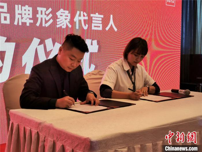 林可昕现场签约。　何浠 摄