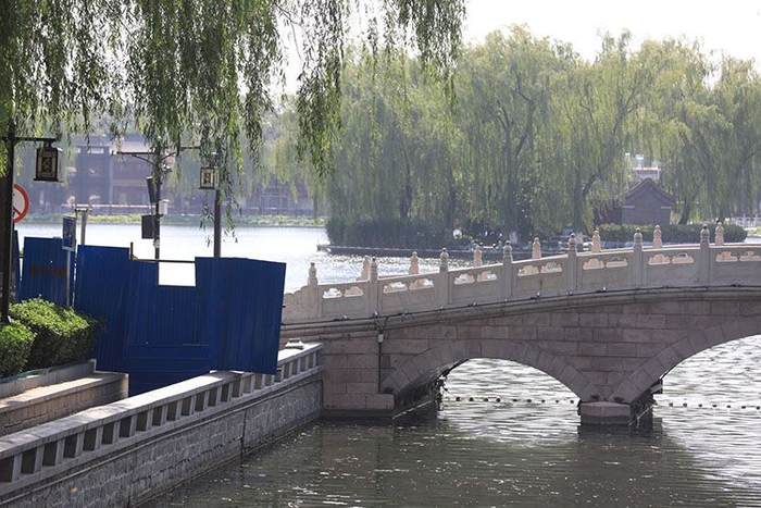  前海南沿，搭建了挡板，封闭了路口。