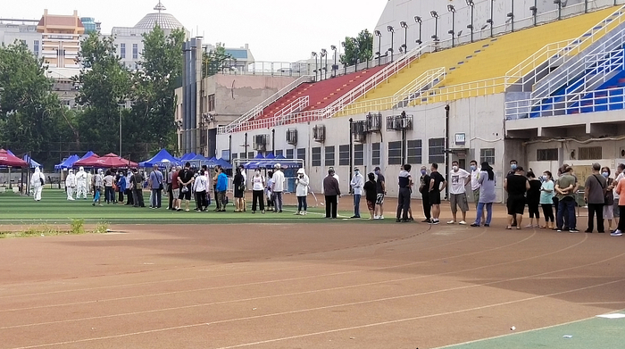 图为6月16日，在北京市西城区广安体育馆内，市民排队接受核酸检测采样。科技日报记者 周维海 摄