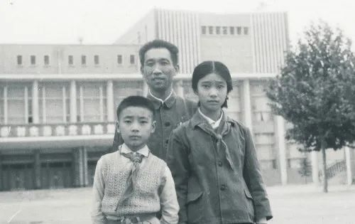 ▲康辉与其父亲和姐姐