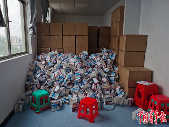 　　滞销的儿童口罩堆满仓库。
