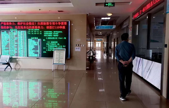 ▲父亲盛忠兵前往儿子遇害后被送往的卫生院。新京报记者张芮雪 摄