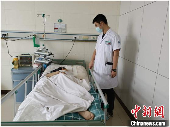 罗君在巡视病房。浙江省肿瘤医院供图