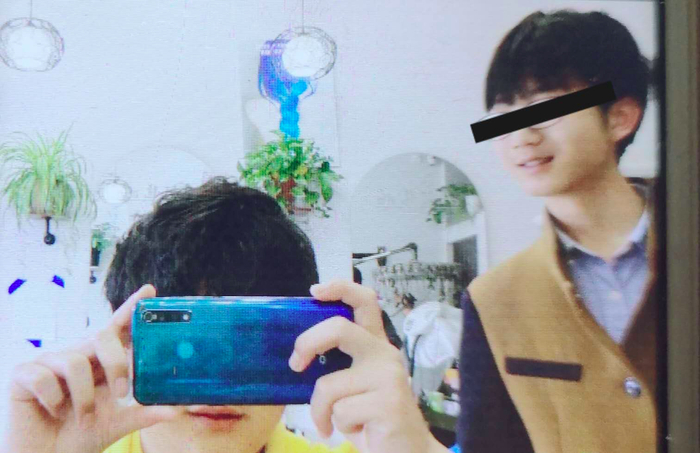 ▲盛天逸和朋友在他工作的理发店自拍。受访者供图