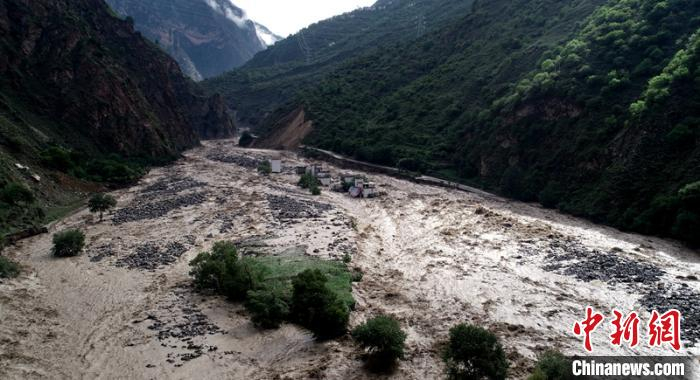 在山洪泥石流中被淹和冲毁的民房。丹巴宣提供