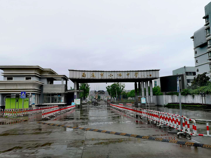 ▲南通市小海中学校门口。新京报记者张芮雪 摄
