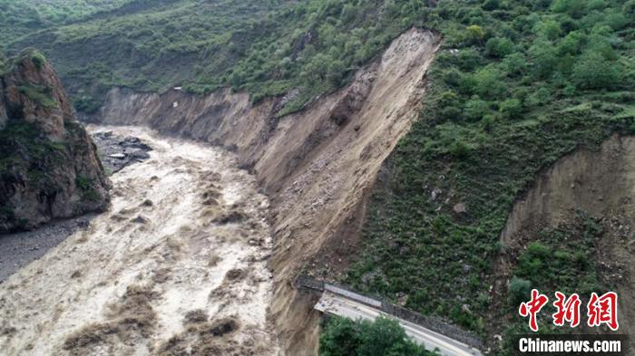 山洪泥石流冲毁道路导致山体滑坡。丹巴宣提供