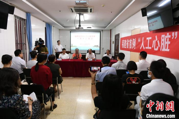 福建医科大学附属协和医院医护团队介绍“人工心脏”相关情况。　记者 王东明 摄