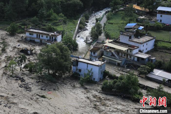 在山洪泥石流中受损的民房。丹巴宣提供