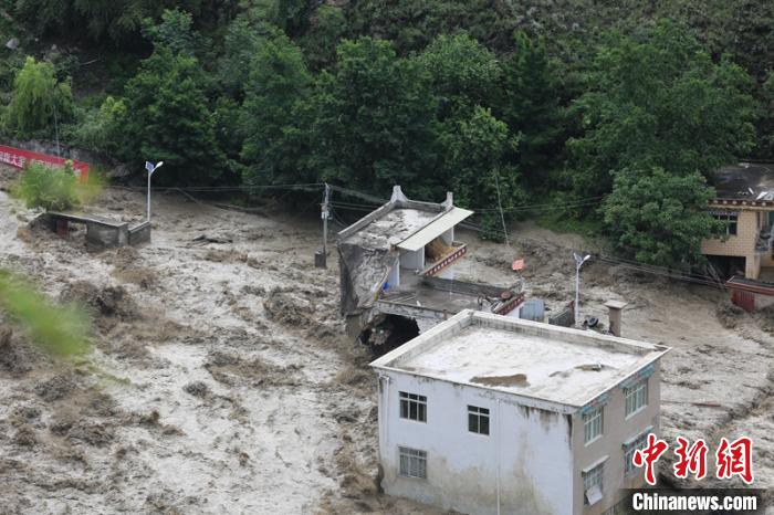 山洪泥石流冲毁的民房。丹巴宣提供