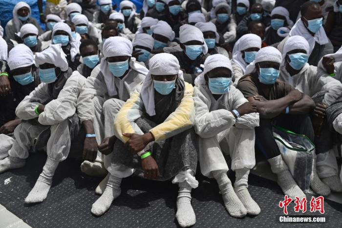 资料图：当地时间2016年5月26日，意大利卡利亚里，数百名移民在卡利亚里港口。