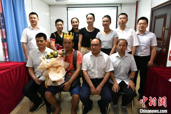 阿亮(前排左2)与救命恩人————福建医科大学附属协和医院医护团队开心合照。　记者 王东明 摄